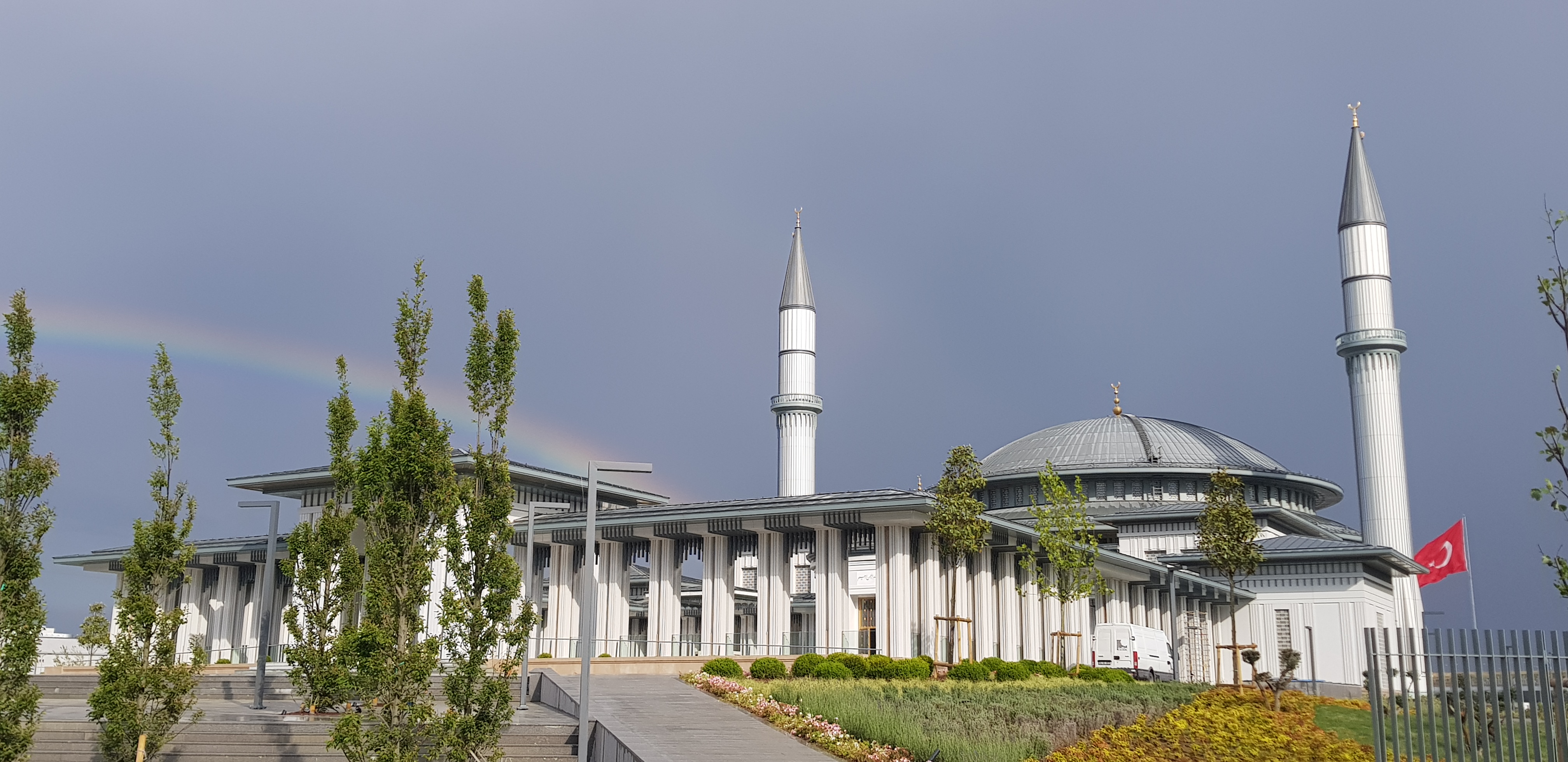 Daytime exterior of the Ali Kuşçu Mosque at Istanbul Airport with its dome and two minarets