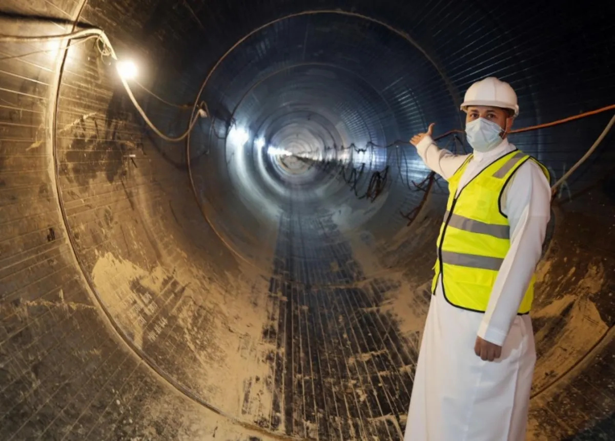 مهندس بخوذة السلامة داخل نفق لتصريف مياه الأمطار في جدة
