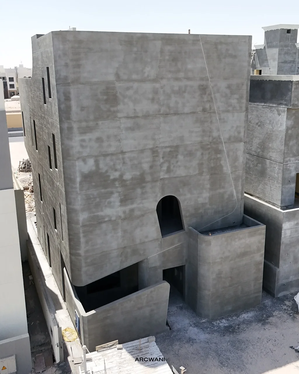 الهيكل الخرساني الخام أثناء التنفيذ